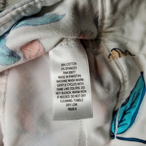 St. John’s Bay Capris Size 12 Petite Secretly Slender Panel White Posie Floral - Picture 10 of 16